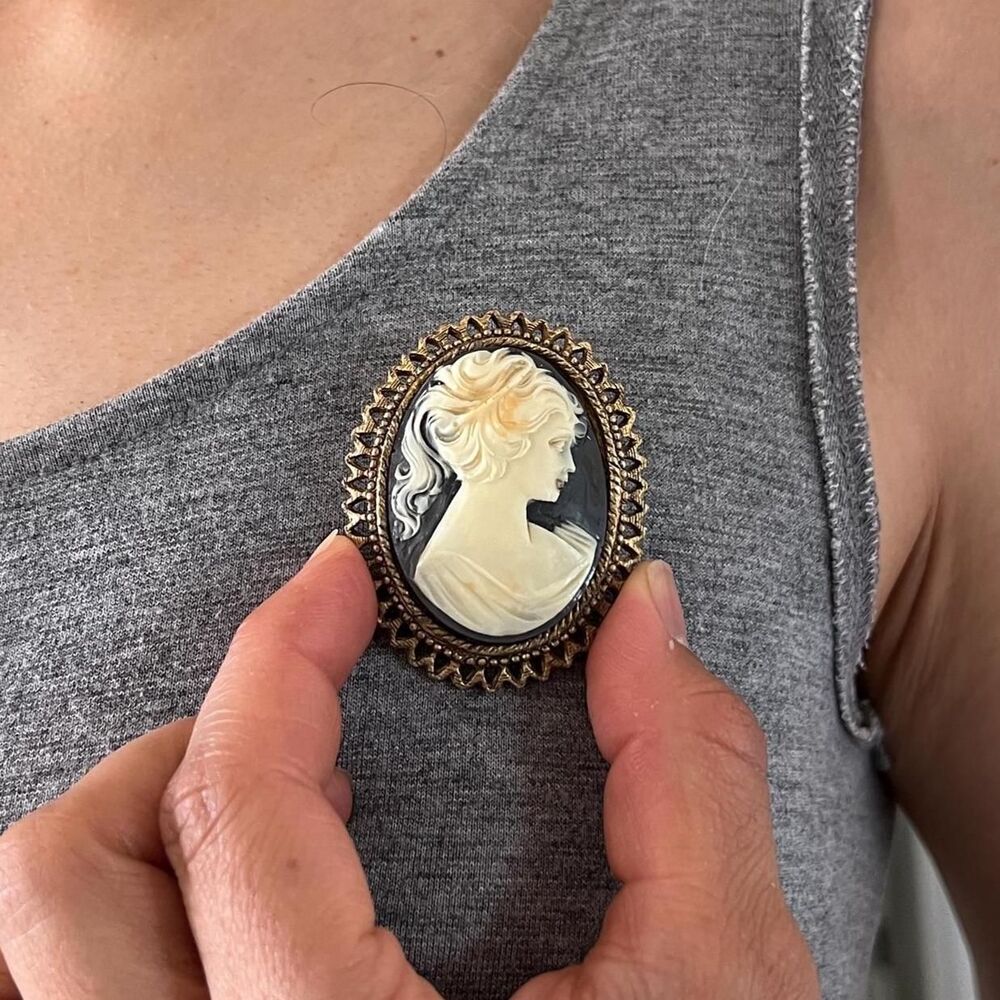 Vintage Victorian Cameo Brooch Gold‎ Tone Romantic Baroque